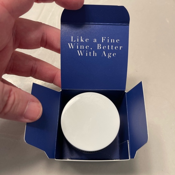 AverrAglow No 4 Decadent Restoring Cream - Picture 4 of 7